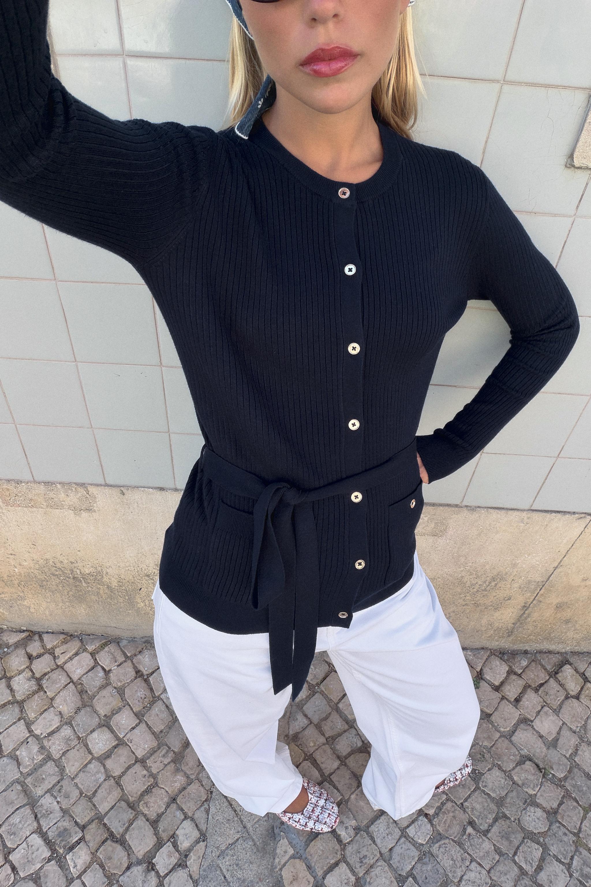 GILET EN MAILLE CÔTELÉE AVEC CEINTURE